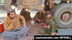 د پاکستان او افغانستان دواړه غاړو ته په سلګونه بار وړونکې لارۍ د لارو د تړل کېدو له وجې ایسارې دي. انځور له ارشیفه.