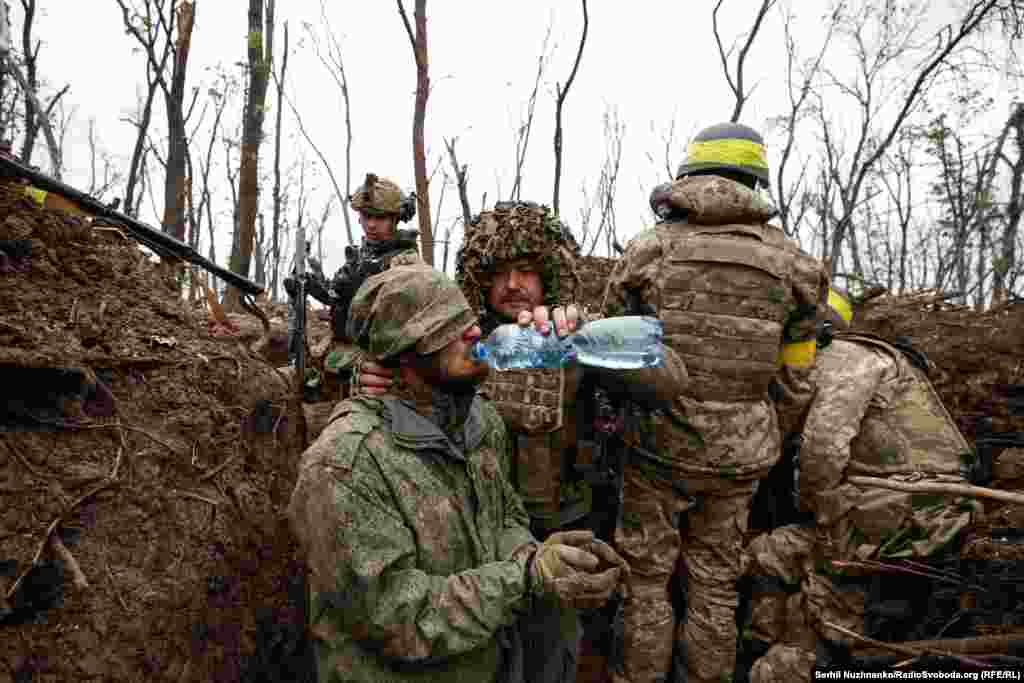 11 травня 2023 року. Український боєць із позивним «Адвокат» дає напитися щойно захопленому в полон російському солдату.Невдовзі після цього «Адвокат» зникне безвісти у бою неподалік від цього місця