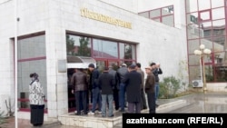 Bankomatyň öňünde nobata duran raýatlar (Illýustrasiýa suraty)