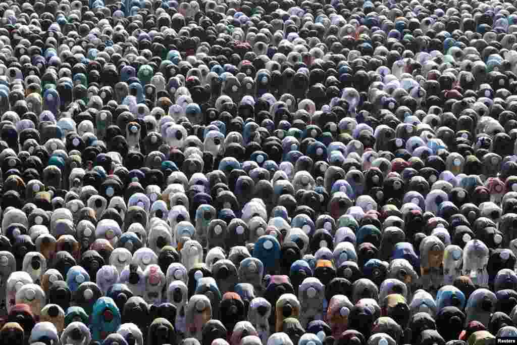 Пакъстанда Ураза гаете намазын 31 мартта укыдылар. Карачи шәһәре.