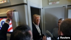 АКШ президенти Дональд Трамп Air Force One учагынын бортунда журналисттердин суроолоруна жооп берип жатат.