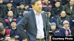 Амин Елеусинов, председатель профсоюза компании Oil Construction Company (у микрофона). Мангистауская область, 10 января 2015 года.