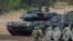 Войници стоят до боен танк Leopard 2 A7 на германските въоръжени сили по време на учение на НАТО във военен полигон в Мюнстер, Германия, 20 май 2019 г.