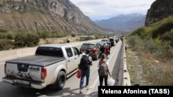 Люди на дорозі у бік КПП «Верхній Ларс» на російсько-грузинському кордоні, вересень 2022 року