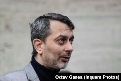 Purtătorul de cuvânt al CNAIR, Alin Şerbănescu, spune că o parte din plăţile obţinute de companii ţin strict de abilitatea acestora de a specula prevederi contractuale.