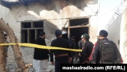 پولیس او انتظامي چارواکي د جنورۍ پر ۲۰مه په جمرود کې د برید ښکار شوې تخته بېګ پوستې وداني ګوري. 