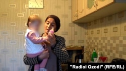 Рухшона Хакимованын апасы 9 айлык небересин карайт.