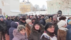 Українці вишикувались у величезну чергу, аби побачити оригінал томосу – відео