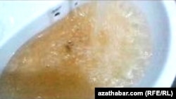 Türkmenabat şäherindäki etrapçalaryň birinde hojalyklara berilýän suw.