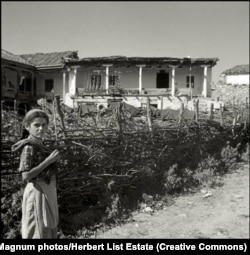 Пласкі дахи – особливість кримськотатарської архітектури. Крим, 1943 рік