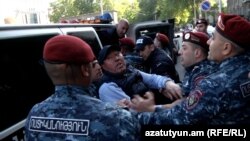 Ոստիկանները բերման են ենթարկում ցուցարարին՝ Խորենացի և Վազգեն Սարգսյան փողոցների խաչմերուկից, 17-ը մայիսի, 2022թ․