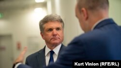 مایکل مک کاول، عضو جمهوریخواهِ کمیتۀ روابط خارجی مجلس نمایندگان ایالات متحده امریکا در جریان مصاحبه با خبرنگار رادیو اروپای آزاد/رادیو آزادی در پراگ