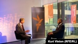 گریگوری میکس رئیس کمیتۀ روابط خارجی مجلس نمایندگان ایالات متحده امریکا حین مصاحبه با خبرنگار رادیو اروپای آزاد/رادیو آزادی در دفتر مرکزی این رادیو در پراگ پایتخت جمهوری چک