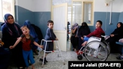 کودکانی که در نتیجه انفجار ماین ها اعضای بدن خود را از دست داده اند در شفاخانه صلیب سرخ در کابل خدمات صحی دریافت می کنند. 