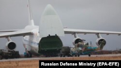 Транспортний літак Ан-124 «Руслан», розроблений в СРСР київським конструкторським бюро «Антонов», є одним із найбільшим серійних вантажних літаків у світі. Він може перевозити до 150 тонн вантажу
