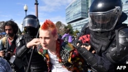 По време на последния протест в Москва в събота полицията задържа над 800 души