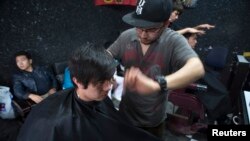 جوانان در بسیاری از موارد در هرات و برخی از شهر های دیگر افغانستان اجازه نمی یابند تا موهای خود را طوری که میخواهند اصلاح کنند و یا شکل بدهند