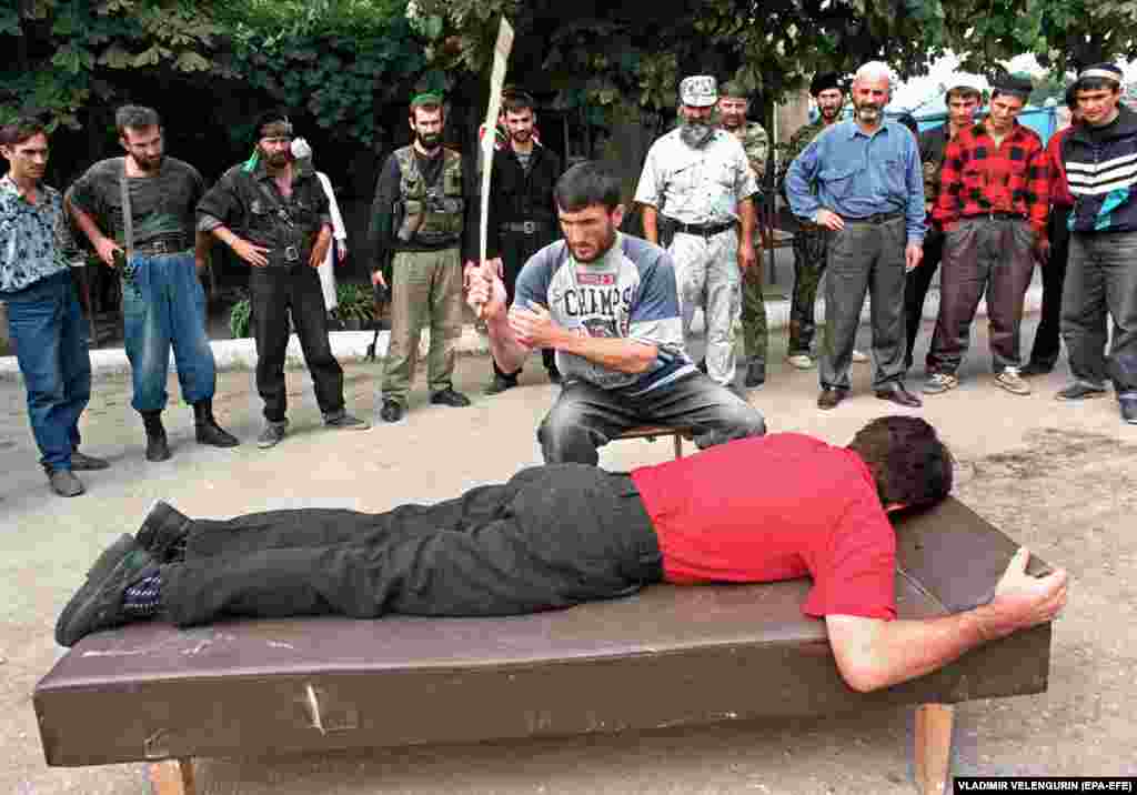 Покарання різками, Грозний, 1966 рік. Руйнування внаслідок війни і відносна ізоляція, що настала після неї, перетворили Чечню на розплідник екстремізму, вуличне насильство стало реальною проблемою. 1997 року влада Чечні запровадила право шаріату і почала здійснювати публічні страти