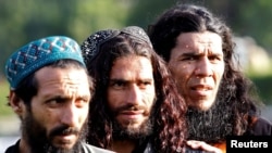 Militanți ISIS care s-au predat guvernului afgan, prezentați de autorități presei la Jalalabad, provincia Nangarhar din Afghanistan, noiembrie 2019.