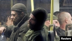 “Азовсталдын” аймагынан чыгарылган украин аскерлери.