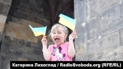 «Зупинити Путіна. Зупинити війну»: тисячі українців вийшли на марш в центрі Праги

