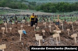 Нові могили на кладовищі в селищі Старий Крим на околицях Маріуполя, травень 2022 року