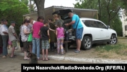 «Польова кухня». Щодня у визначений час мешканцям Сергіївки роздають гарячу їжу