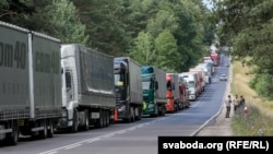 Черга з фур на білорусько-польському кордоні, архівне фото
