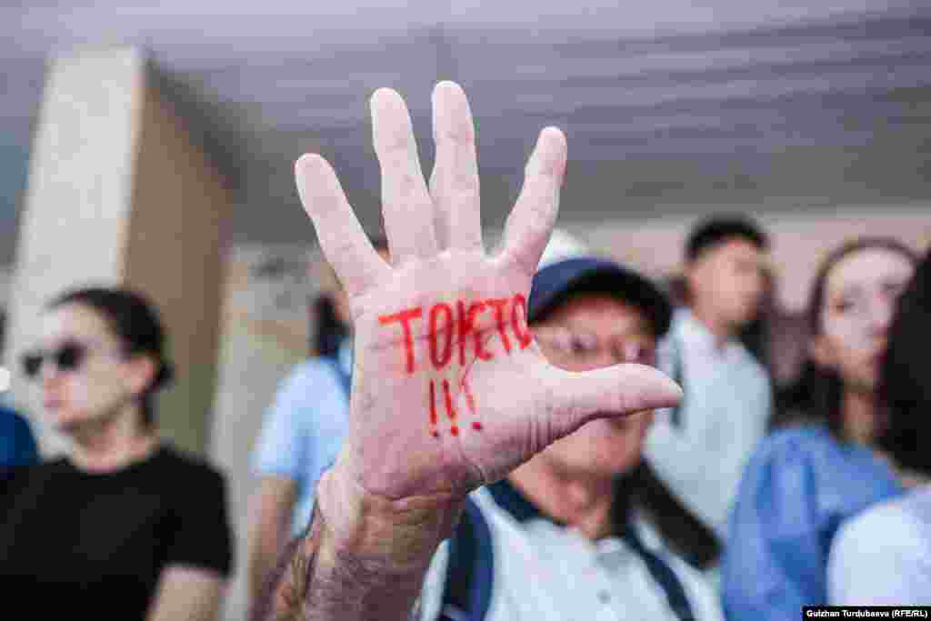 2-июлда &ldquo;Азаттык&rdquo; милиция кызматкерлери секелекти зордуктоого шек саналып жатканы жөнүндө&nbsp;&quot;Кызымды колдон колго өткөрүшкөн&quot;&nbsp;деген макала жарыялаган. Анда Бишкектин Свердлов райондук сотунда 13 жаштагы кызды зордуктоого айыпталган эки милиционердин жана мурда соттолгон бир адамдын үстүнөн териштирүү жүрүп жатканы, ушул эле иш боюнча Биринчи Май райондук милициясы да бир кишинин ишин тергеп жатканы баяндалган. Кыздын ата-энеси айыптуулар жоопкерчиликтен кутулуп кетпейби деп кооптонууда.