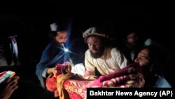 یکی از قربانیان زلزله در ولایت پکتیکا