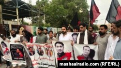 په کراچۍ کې یوشمېر فعالان د وزیرستان ځوانانو سازمان څلورو غړو وژنې ضد د مظاهرې پر مهال - د جون ۲۰مې نېټې انځور. 