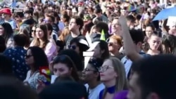 "Любовта няма граници". Защо хората ходят на Прайд вече 15 години