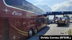 Numeroși refugiați intră în România cu autocarele.