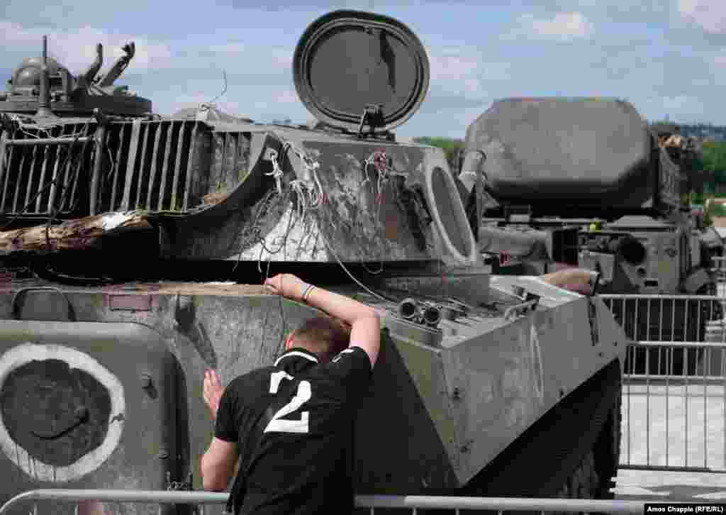 Украинец кој носи нараквица во боите на знамето на неговата земја плаче на самоодниот минофрлач Хоста. Тој одби да зборува за медиумите. &nbsp;