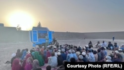 تعداد زیادی از اطفال به ویژه ساکنان مناطق دور افتاده افغانستان در برنامه های آموزشی مطیع الله ویسا حضور می یافتند