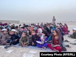 به صد ها تن از کودکان در ولایات جنوب افغانستان در صنف های محلی تنظیم شده بودند که در ماه های اخیر این روند حداقل در ولایات کندهار و هلمند متوقف شده است