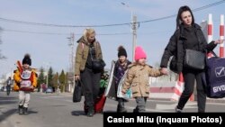 Mame cu copii trec granița din Ucraina înspre România prin Vama Siret/jud. Suceava. Mii, poate zeci de mii de ucraineni ar putea ajunge în România în perioada următoare pentru a scăpa de conflictul din țara lor. 