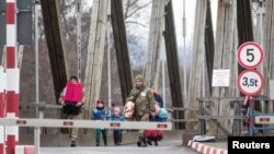 Украинские беженцы пересекают границу с Румынией (иллюстративное фото)