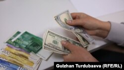 Кыргызстандын валютасы (сом) жана  АКШ доллары. Иллюстрация. 