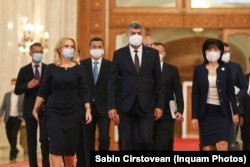 În mai multe organizații PSD, potrivit surselor din partid, membrii aflați în funcții publice trebuie să cotizeze cu 10% din venitul încasat. Regula nu se aplică însă în toate organizațiile. PSD Argeș, potrivit declarației deputatei Simona Bucura Oprescu, are această normă.