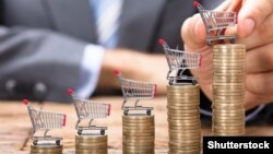 Scăderea puterii de cumpărare din cauza inflației reprezintă o problemă majoră pe care guvernele europene încearcă să o rezolve. Politicienii din România au promis că vor ajuta populația vulnerabilă, dar deciziile aplicate au fost reduse.
