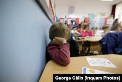 Mulți elevi din școlile românești s-au infectat cu Covid. Închiderea școlilor dintr-un întreg județ depinde însă de rata de ocupare a paturilor din spitale.