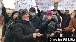 Родители парней, арестованных на два месяца, у районной прокуратуры. Шымкент, 28 января 2022 года