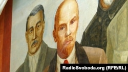 Зображення Володимира Леніна (праворуч) в інтер’єрі Національного технічного університету України «Київський політехнічний інститут імені Ігоря Сікорського», Київ, 2017 рік