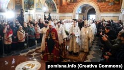 Глава ПЦУ митрополит Київський і всієї України Епіфаній (посередині) під час відзначення свята Богоявлення за юліанським календарем в Успенському соборі Києво-Печерської лаври. Київ, 19 січня 2023 року