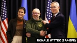 От ляво надясно: министърката на отбраната на Исландия Тордис Колбрун, министърът на отбраната на Украйна Олексий Резников и генералният секретар на НАТО Йенс Столтенберг в американската военна база в Рамщайн, Германия, на 20 януари 2023 г.