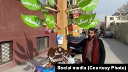 د پوهنتون استاد اسماعيل مشعل د خپل زرګونه ټوکه کتابونه ډالۍ کولو پر مهال، انځور - ارشيف