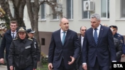 Și Bulgaria a trebuit să-i convingă pe austrieci că este pregătită să intre în spațiul Schengen. Premierul de la acea vreme, Rumen Radev (c), îi arată omologului său austriac Karl Nehammer (dr) cum și-au întărit granița cu Turcia. 23 ianuarie 2023.