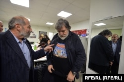 Депутат Законодательного собрания Борис Вишневский (слева) и основатель движения "Митьки" Дмитрий Шагин (справа) во время открытия антивоенной выставки Елены Осиповой в Петербурге