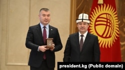 Управделами президента Каныбек Туманбаев получает награду от главы государства Садыра Жапарова. 